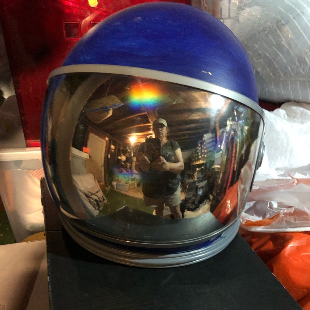 Astronaut 👩‍🚀 suit and helmet 🪖